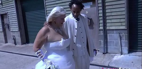  Sixtynining granny bride rides and jerks